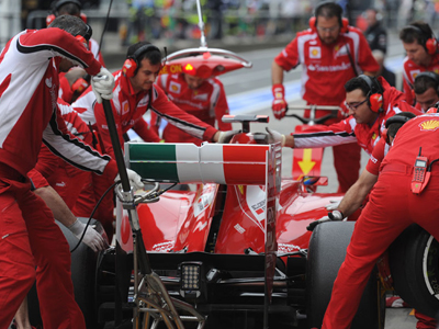 Όλοι με κράνος και φόρμα στα pits της F1!